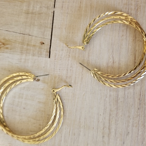 Bold goldtone hoop earrings - Picture 4 of 8